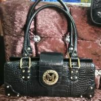 ราคา กระเป๋าสะพายเมโทรซิตี้​ Metrocity ของแท้​ สีดำ​ อะไหล่สีทอง​ สภาพสวยมาก​ หนังวัวแบรนด์​แท้จากประเทศอิตาลี​ (2219435939)