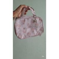 ราคา กระเป๋าเครื่องสำอางค์ brand Jill Stuart สวยใหม่ค่ะ มีสองช่องซิปใหญ่ มีหลายช่องการใช้งาน น้องน่ารักมากค่ะ (26205421558)