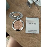ราคา MAC Colour Bizzare Blizzard Extra Dimension Skinfinish (Holiday Limited Edition) ของแท้ร้อยล้าน% (24901652264)