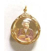 ราคา จี้เหรียญ ร.5 หลังพระพุทธชินราช พระแก้วมรกต พระพุทธโสธร เนื้อสามกษัตริย์ขัดเงา เลี่ยมทองไมครอน (24631522832)