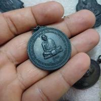 ราคา เหรียญรุ่นแรก หลวงปู่ชอบ ฐานสโม วัดป่าสัมมานุสรณ์ เนื้อทองแดง ปี 2514 (40453125031)