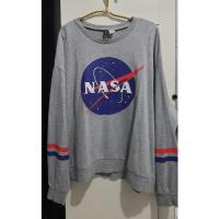 ราคา Preloved - เสื้อสเวตเตอร์สีเทา Nasa H&M (40455733472)
