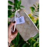 ราคา พร้อมส่ง‼️ New Coach กระเป๋าคล้องมือ 2 ซิป ไซส์ S (8755294775)