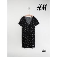ราคา [พร้อมจัดส่ง] เดรสกระโปรงสั้น ทรง a line dress H&M คอกลมแขนสั้น แต่งกระดุมหน้า ลายดอกไม้สีส้มขาวม่วง สีดำ สภาพ85% (42810936749)