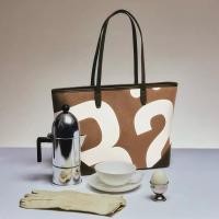 ราคา พร้อมส่งไม่แกะกล่อง กระเป๋า Rally x UNO City Tote(Limited): House Blend สีน้ำตาลโลโก้สีครีม มีช่องเก็บของ มีซิปเปิด-ปิด (43111299993)