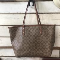 ราคา coach tote แท้ มือสองสภาพใช้งาน มีตำหนิค่ะ (7945303691)