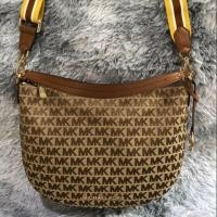 ราคา Michael Kors สะพายไหล่ Bedford Crescent Shoulder Bag Handbag-Used like new 3590 บาท (4724480821)