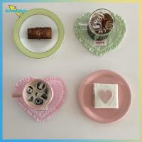 ราคา Amonghot> เสื่ออาหารลายสก๊อตรูปหัวใจพร้อมลูกไม้จีบน่ารักแผ่นฉนวนกันความร้อนเสื่อแบบพกพาที่ละเอียดอ่อนชามเสื่อห้องนั่งเล่นใหม่ (40069963675)