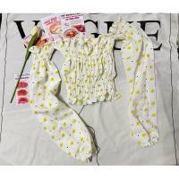 ราคา เสื้อปาดไหล่ แขนยาว สีขาว ลายดอกไม้สีเหลือง (28963398370)