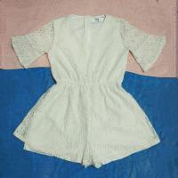 ราคา เดรสกางเกงขาสั้นลูกไม้สีขาว มือสองสภาพดี ไซส์ M (6544686366)