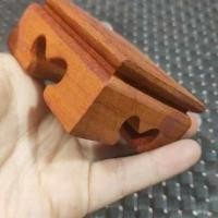 ราคา ไม้จันทน์สีแดงฐานแกะสลักงานฝีมือพระพุทธรูปตารางผู้ถือไม้กาน้ําชาแจกันกระถางธูปบอนไซแปลกหินฐานไม้เนื้อแข็งหยก 77ทีที (40264821253)