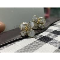 ราคา ต่างหูหนีบดอกไม้สีขาวเพชรczตรงกลางมียางรองกันเจ็บ (14346245719)