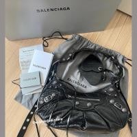 ราคา Balenciaga le cagole size small ซื้อตอน 07/2023 (shop paragon) (16198886744)