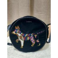 ราคา Desigual. แบรนด์แท้ ของแท้ กระเป๋าสะพายข้างทรงกลม งานผ้ากำมะหยี่ ขนาด 9 นิ้ว (25670845056)