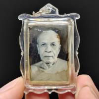 ราคา หลวงพ่อสด วัดปากน้ำภาษีเจริญ รูปถ่ายเลี่ยมกรอบกันน้ำ ด้านหลังบรรจุพระของขวัญสมเด็จวัดปากน้ำ จีวรหลวงปู่ และผงพระของขวัญ (17159417707)