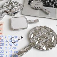 ราคา Mirae Vintage Hand Mirror / กระจกแต่งหน้า / กระจกวินเทจเกาหลี (54750339240)