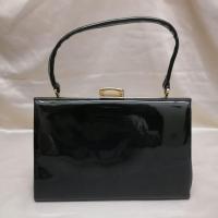 ราคา Leather lined (Made in England) กระเป๋าถือสีดำเงา คล้องมือ กระเป๋ามือสอง (26271656705)