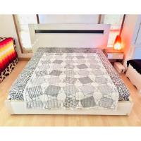 ราคา ผ้าปูรองนอน/รองกันเปื้อน/รองโซฟา ขนาด 4.5-5ฟุต สีขาวตารางลายกราฟฟิกสีเทา มือสองขายตามสภาพ สินค้าญี่ปุ่น-เกาหลีแท้ (42172512009)