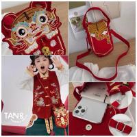 ราคา [พร้อมส่งในไทย] ภาพสินค้าจริงรูปท้าย กระเป๋าสะพายข้างหัวสิงโตมีพู่ สำหรับเด็ก (25709623095)