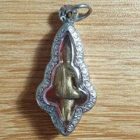 ราคา พระยอดธงมงคลละโว้ (รุ่นแรก) หลวงพ่อเพี้ยน วัดเกริ่นกฐิน เนื้อสัมฤทธิ์เดช ปี2552 (26051847381)