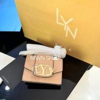 ราคา Lyn กระเป๋าสตางค์ มีโค้ดลด30% schafer short woc กระเป๋าสตางค์สะพายข้าง ของแท้จากชอป (41313340135)
