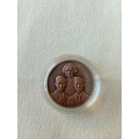 ราคา เหรียญสมเด็จย่าของแผ่นดิน ครบ 100 ปี แห่งวันพระราชสมภพ พิมพ์ใหญ่ เนื้อทองแดงรมดำ ปี 43 (22157787659)