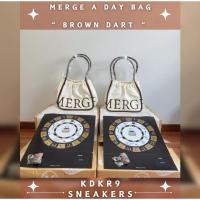 ราคา [ พร้อมส่ง ] Merge A Day Bag 'Brown Dart' ของแท้ 100% (29217815011)