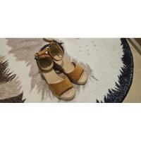 ราคา รองเท้าแตะส้นเตารีด พื้นรองเท้าฟาง ผ้าหนังกลับเทียม(ใส่2ครั้ง Size35-36) (16596181837)