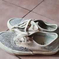 ราคา รองเท้าผ้าใบแฟชั่นมือ✌️รองเท้าผ้าใบแบรนด์แท้% size.38นิ้ว (24cm.) (25493773207)