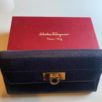 ราคา กระเป๋าเงินหนังแท้ แบบยาว Salvatore Ferragamo ของเเท้ (5339918427)