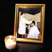 ราคา รูปในหลวงรัชกาลที่9ทรงตัดผมในหลวงรัชกาลที่10พร้อมกรอบ (43915499043)