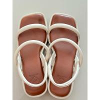 ราคา รองเท้ารัดส้น(ส้นตึก)มือสอง(ตำหนิสายรัดส้น) (26980499787)