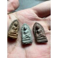 ราคา พระรอด ครูบาคำแสน วัดป่าดอนมูล เนื้อดิน ปี 2518 เนื้อดำออกเขียวสวยมีหน้าตาหลังยันต์ สวยๆ (22763353459)