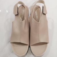 ราคา รองเท้าส้นเตารีด สีครีม หนังนิ่ม ไซส์ 40 ✨ (2428148040)