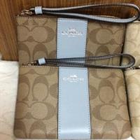 ราคา พร้อมส่ง Coach ของแท้100% F 58035 Corner zip wristlet in signature coated canvas with leather stripe khaki pale blue (1394398116)
