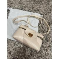 ราคา กระเป๋าcharles&keithสีขาว used like new งานแท้100% (43957538873)