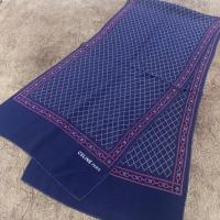 ราคา ผ้าพันคอแบบยาว celine ขนาดประมาณ 10.5”x45” นิ้ว ผ้าsilk พิมพ์ลายโลโก้รอบผืน สภาพดีค่า แค่แท็กน้องปลิว ของแท้ค่า (41122638620)
