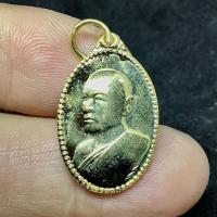 ราคา เหรียญรูปไข่หันข้าง เนื้อกะไหล่ทอง หลวงพ่อแพ วัดพิกุลทอง จังหวัดสิงห์บุรี สร้างปี 2536 สภาพสวยเดิมๆ (G 753) (25843085680)