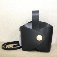 ราคา ของใหม่ พร้อมส่ง! CHARLES & KEITH ปี2020 ออกshop สภาพดีมาก มีถุงผ้าและการ์ด (6361787108)