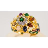 ราคา (R63 ชื่อแบบ "สารภี") : แหวนอัญมณีนพเก้ายอดมณฑปทรงองค์พญาครุฑ ประดับยอดมรกตโคลัมเบีย ล้อมเพชรแท้ (E (24888079614)