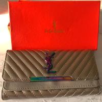 ราคา กระเป๋าสตางค์ YSL มือสอง สภาพดี อาจมีตำนหนิสีเฟตอ่อนๆตามภาพนิสน่อย พร้อมกล่อง จัดส่งฟรี ลทบ. นะคะ (1899400225)