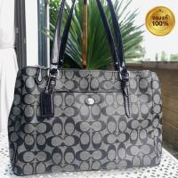 ราคา กระเป๋าสะพายcoachมือสองของแท้ กระเป๋าคล้องไหล่ มือสองหนังแคนวาสตัวซีใหญ่สีดำ ซิปตีIDEAL ซับในสะอาดมีหลายช่องการใช้งาน (10430019740)