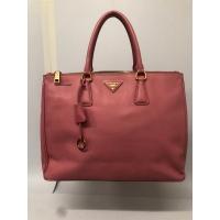 ราคา กระเป๋ามือสอง PRADA MILANO ซิป Lampo สีชมพู หนัง Saffiano อะไหล่ทอง ขนาด 14 นิ้ว พร้อมส่ง (19784820937)