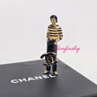 ราคา Chanel Enamel Coco Charm Brooch Black Gold มือสองสภาพดี (29206880385)