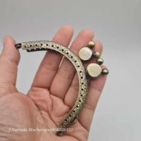 ราคา ปากกระเป๋าปิ๊กแป๊ก ขนาด 8.5 ซม แพค 5 ชิ้น. ทรงโค้ง สีทองรมดำ มีลายสวย มีหลายขนาดให้เลือก (26934451177)