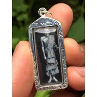 ราคา ลวงปู่ศุข วัดปากคลองมะขามเฒ่า รูปยืนถือไม้เท้าขนาดห้อยบูชา เลี่ยมกรอบเงินกันน้ำ แท้ทันย้อนยุคหลวงปู่ศุข (41007168356)