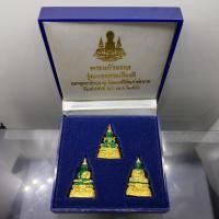 ราคา พระแก้วมรกต 3 ฤดู รุ่นเทอดพระเกียรติ เนื้อโลหะเคลือบเขียว เครื่องทรงชุบทอง มหาพุทธาภิเษก ณ วัดพระศรีรัตนศาสดาราม ปี2540 (42150639243)