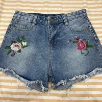 ราคา กางเกงยีนส์ขาสั้นปักลายดอกไม้ (19095481081)