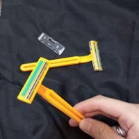 ราคา ที่โกนหนวด มีดโกน มีโกนหนวด โกนขนขา โกนรักแร้ โกนขนแขนที่โดนหนวดพระ ด้ามโกนเหลือง ด้ามโกนหนวด ด้ามโกน ขายส่ง ราคาถูก (13902581532)