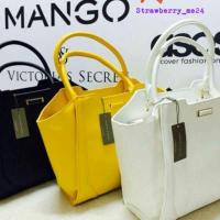 ราคา CHARLES&KEITH LARGE TRAPEZ HANDBAG กระเป๋าหนังsaffiano ทรงคล้ายรูปหัวใจ ใบใหญ่ (436957)